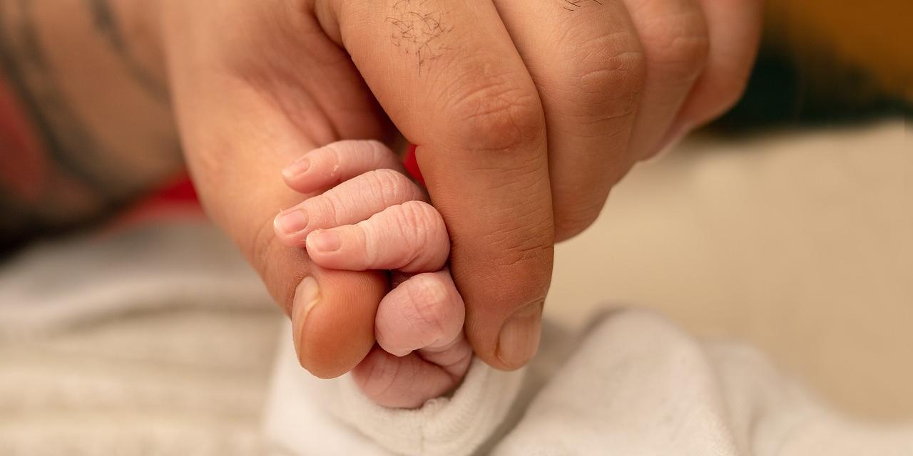babys-hand-3771123_1280